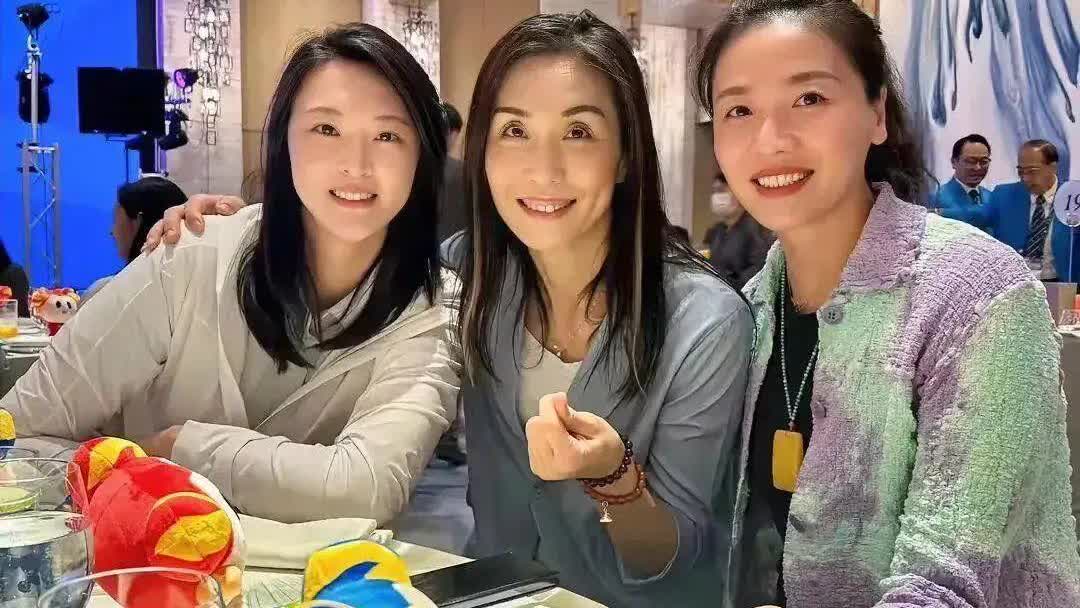 这张照片拍摄于2019年，中国女排三位队长共同出席某活动时的合影。照片中左边