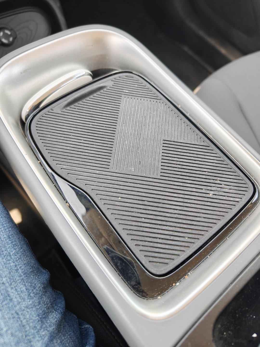 我是不该对这种小车的充电功率有什么期待手机还忘了充电，这个无敌丐版把无线充电板