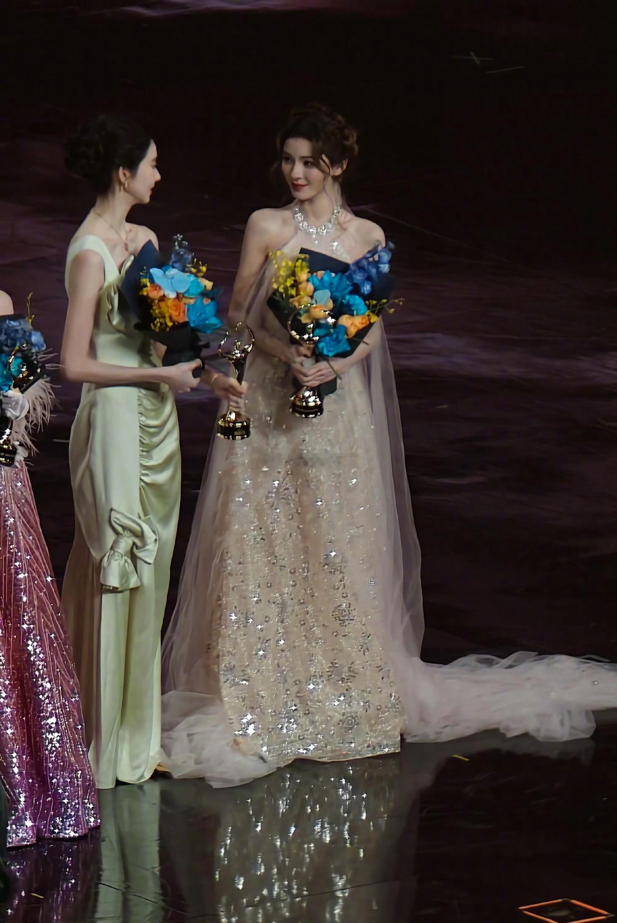 张予曦内场神图微博之夜星空主题的浪漫天花板！张予曦穿桂由美挚友定制玫瑰星云礼服