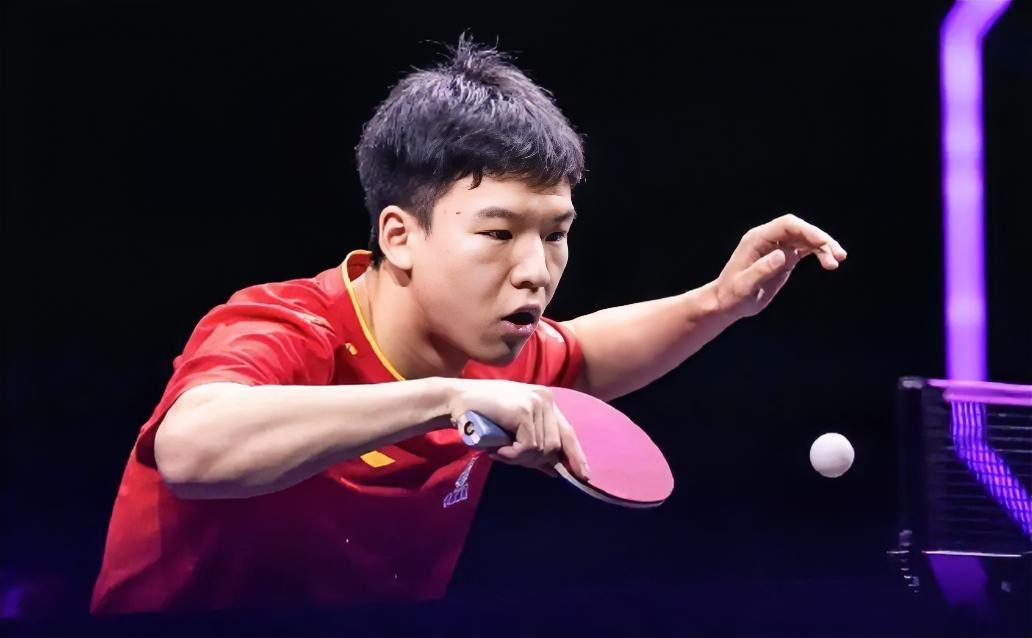 一场针锋相对的国乒内战，向鹏更胜一筹！在新加坡大满贯的男单1/16比赛，向鹏