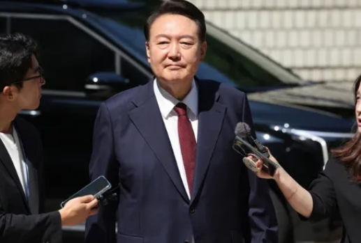 尹锡悦四肢被10人抓住，胳膊都要断了，硬是没把他拖出拘留所！ 这场看似荒诞的