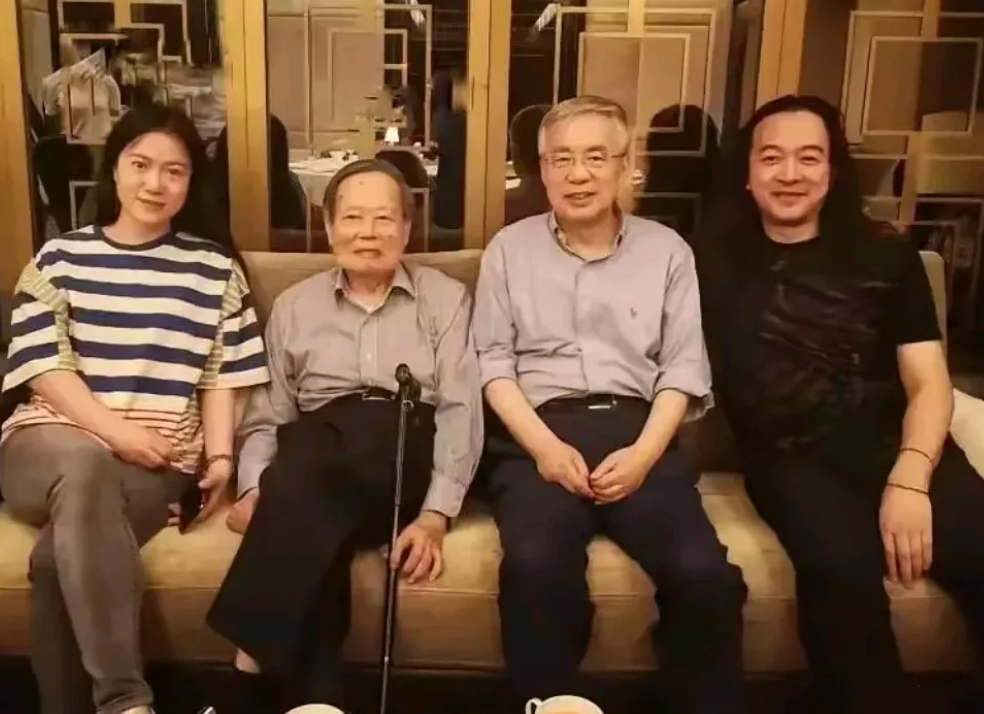 一次杨先生73岁的大儿子，打电话邀请翁帆带父亲去美国！杨先生的大儿子杨光诺是他