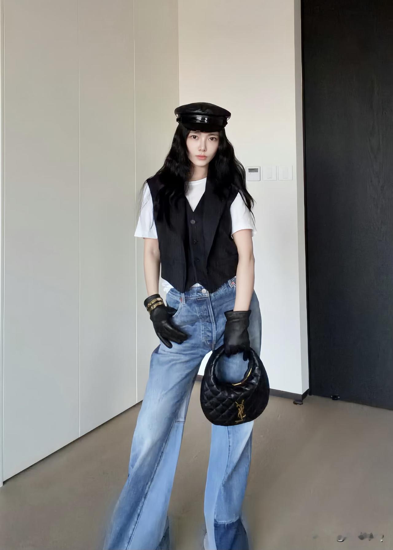 杜淳给老婆王灿弄穿搭，总体来讲还行，除了手套有点多余，总体来讲他不是一个钢铁直男