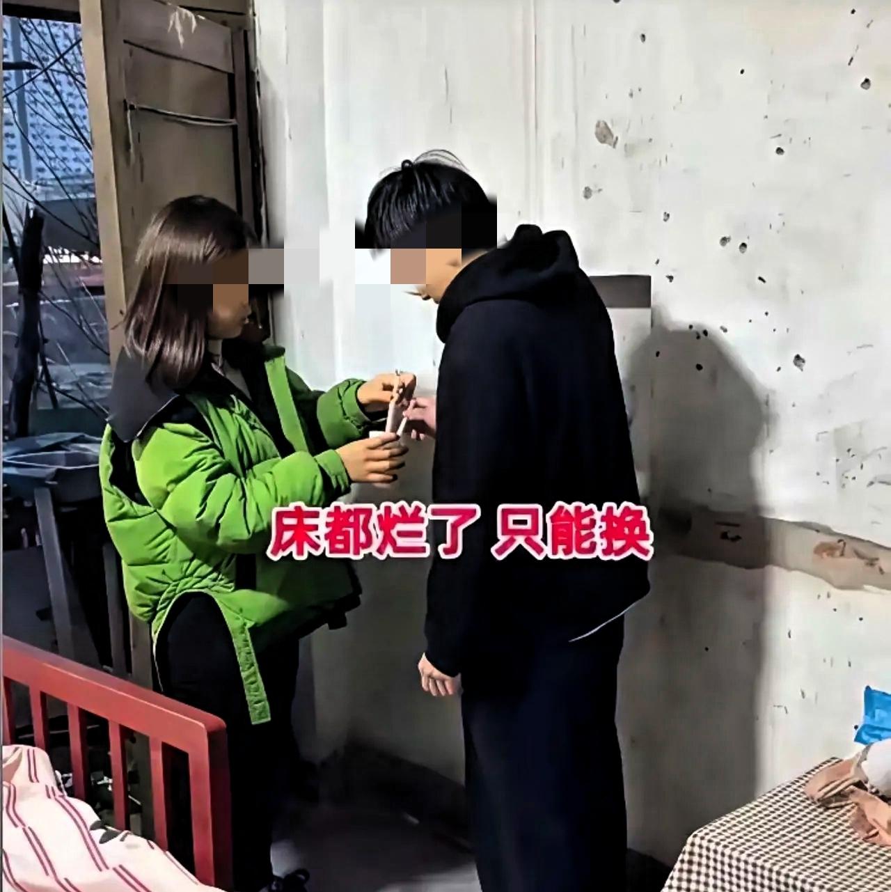23岁姑娘不上班，天天和男友窝在出租屋里睡觉刷手机，硬生生把两个人都躺废了。