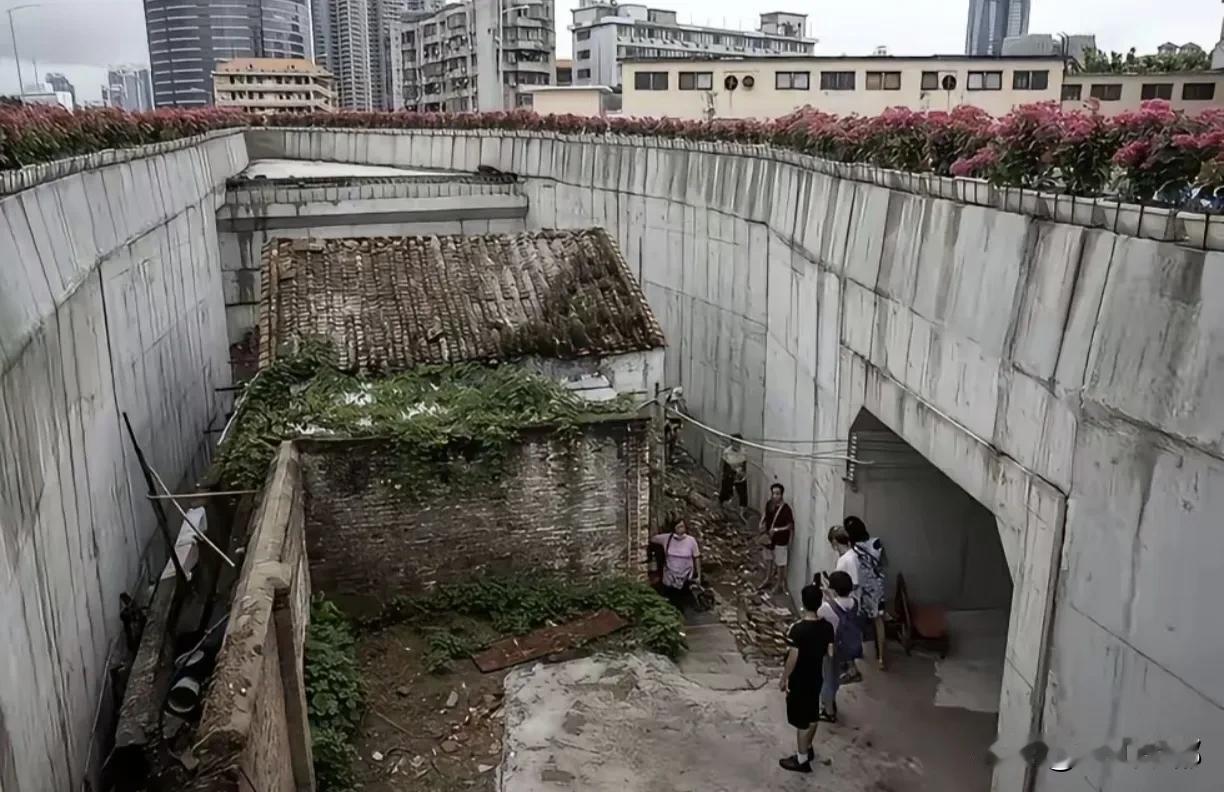广州的钉子户，你不佩服都不行。30平的砖瓦房硬要1500万搬迁费，结果来了个自取
