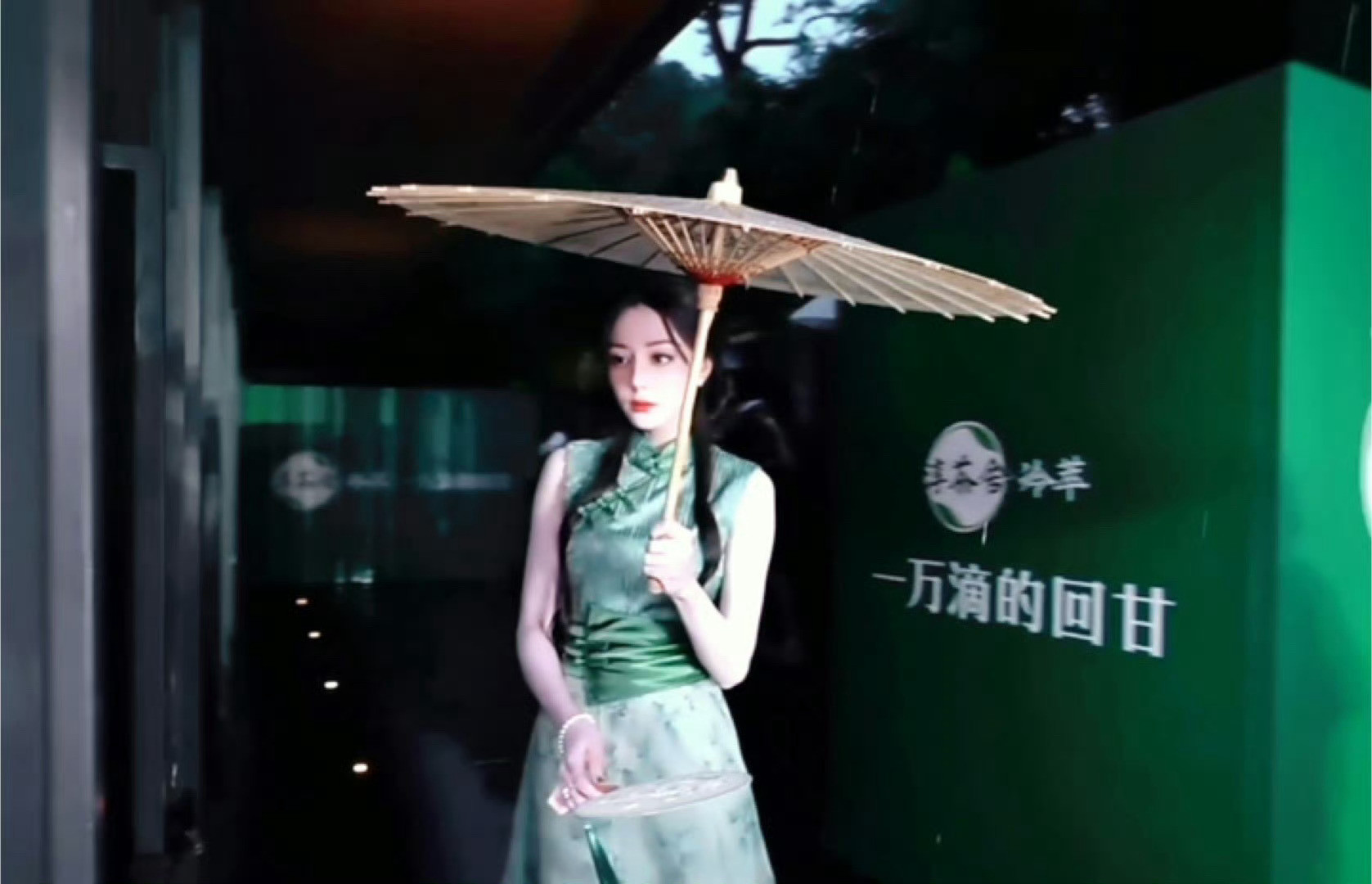 迪丽热巴好一股茉莉花茶迪丽热巴翘脚举手冲鸭迪丽热巴好一股茉莉花茶，一身清新绿色