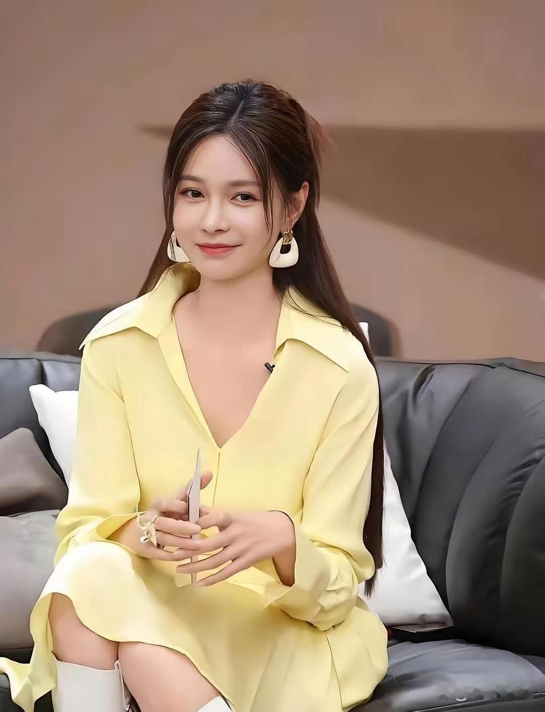 杜海涛在节目上忽然问沈梦辰：能给我妈3000万不全场一下安静了。沈梦辰没慌，回了一句：3000万哪够