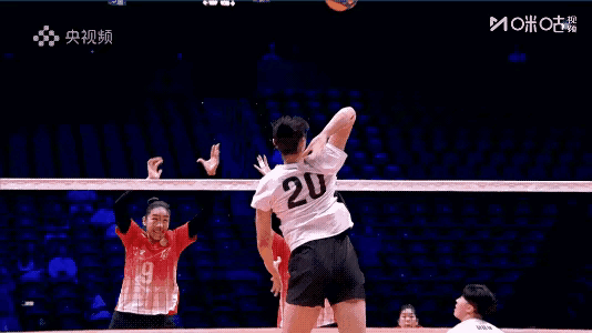 赵勇站在国家队主教练的角度在看苏辽女排全运会大战。赵勇虽然是辽宁女排主教练，但是