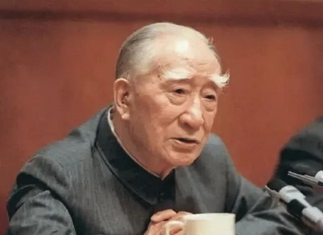 薄一波当选中央委员，为何陈庚坚决反对？薄一波，原名薄书存，1908年出生在山西