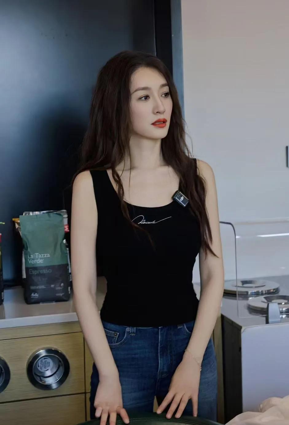 终于懂了什么叫“越简单越高级”。李小冉这组照片里的松弛感，真的太戳人了。没有复