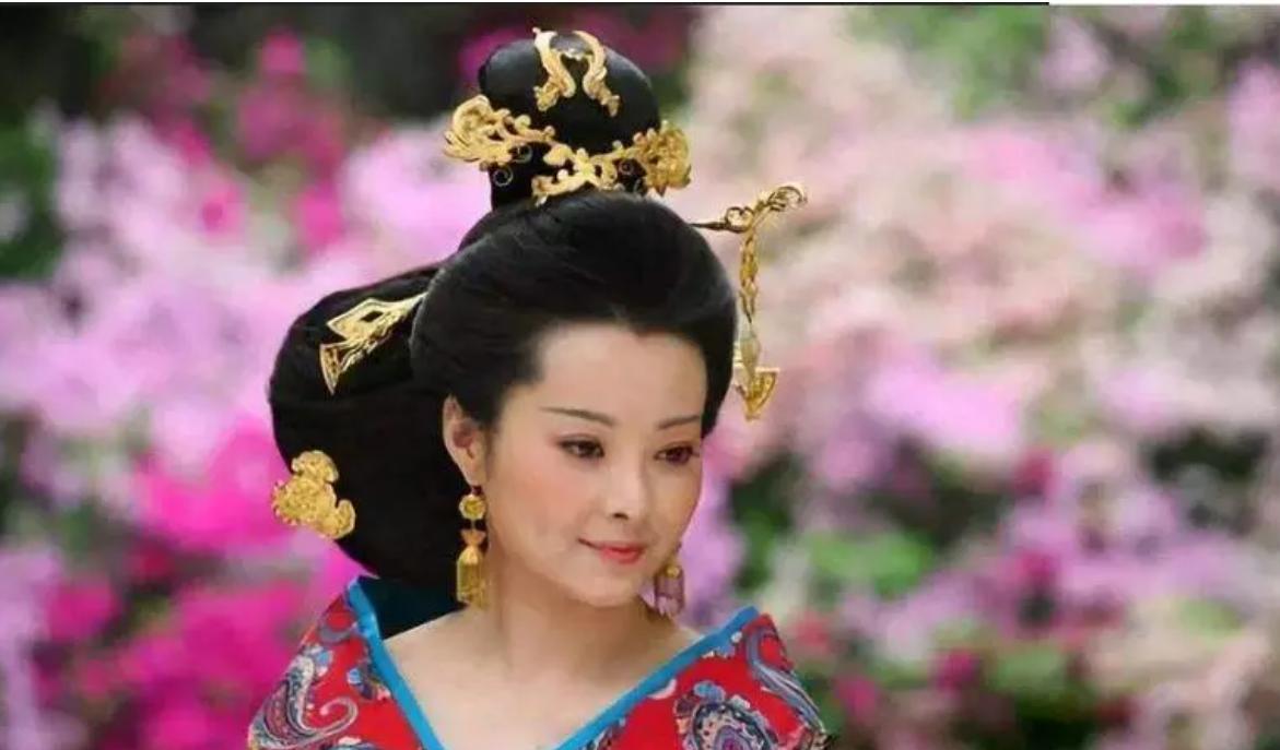 公元前52年，太子刘奭去拜见皇后。皇后准备了五个宫女，让他挑一个侍寝。刘奭无奈，