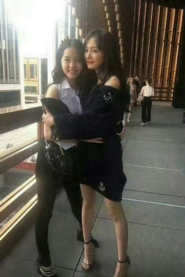 杨幂大学上形体课照片，终于知道了杨幂以前为什么叫杨不修，拍出的生图根本不用修