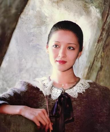 2001年，美女主持人小S自信地问李敖：“我和胡因梦比，谁更好看？”李敖看了她一