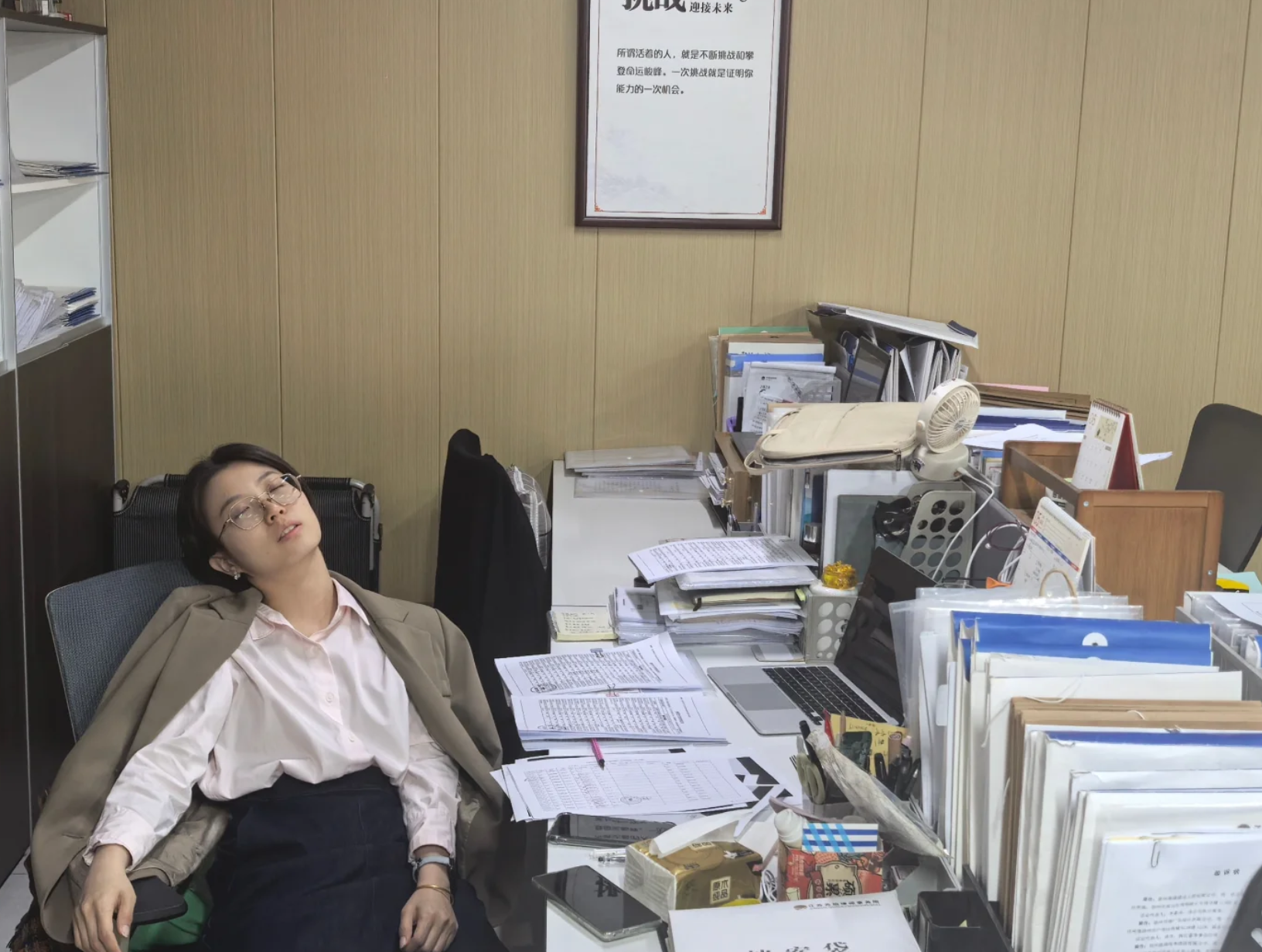 谢谢你，我的好同事，大中午不休息给我拍丑照