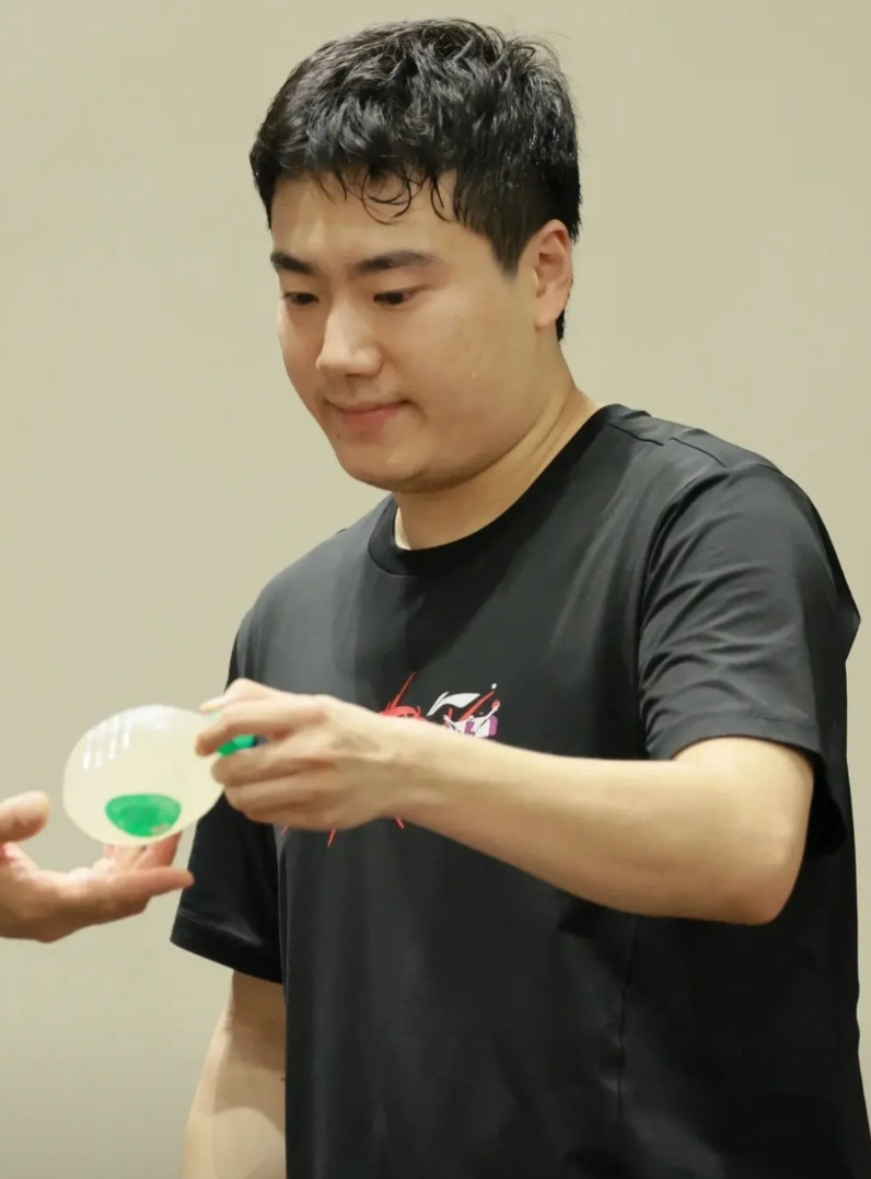 梁靖崑看到这个印度的矿泉水满脸都写着无奈（图123），比赛场馆没空调，气温又那么
