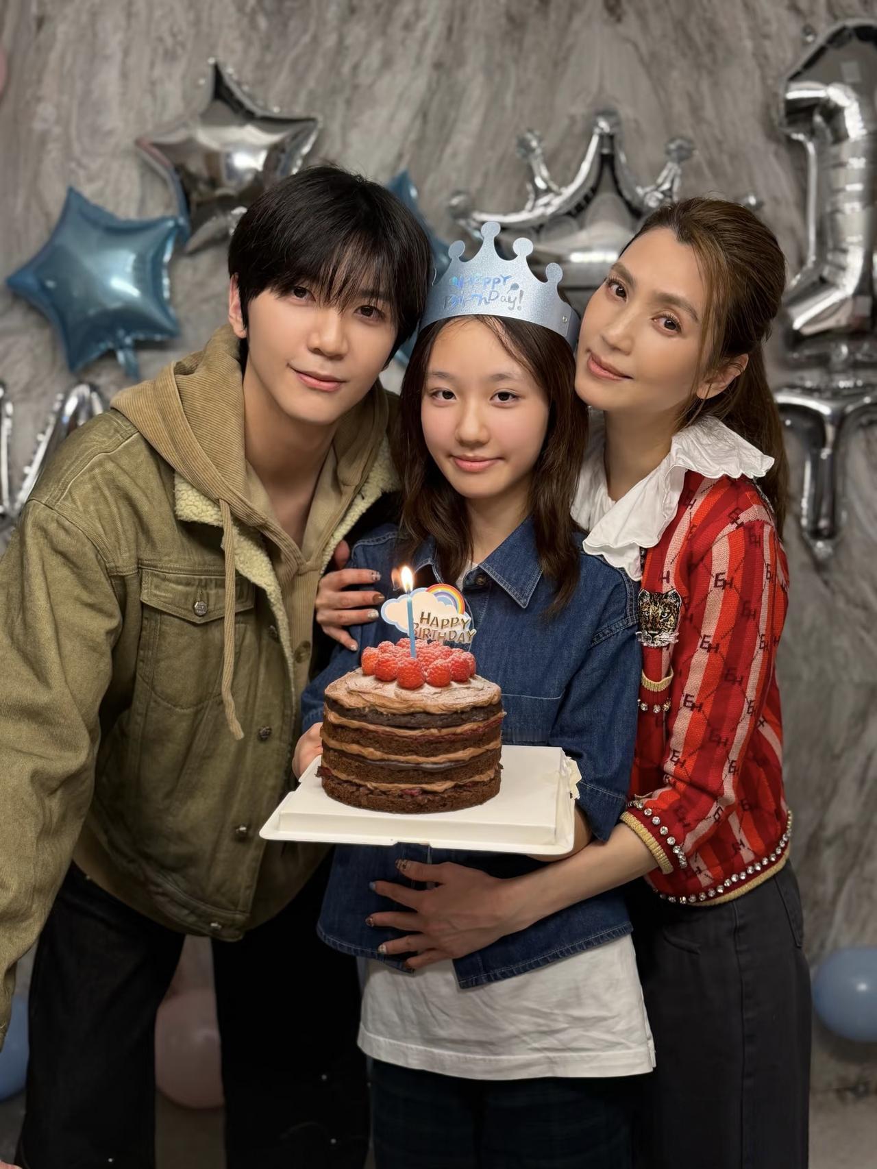 洪欣为女儿办12岁生日派对，大儿子张镐濂也在场。洪欣扎着低马尾，身材苗条，脸部保