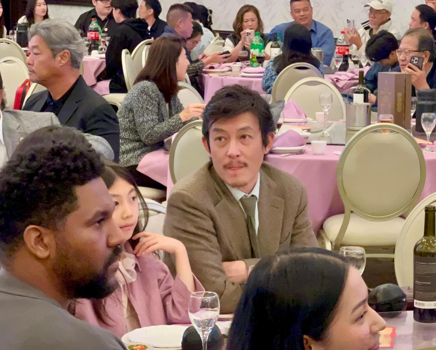 陈冠希一家洛杉矶参加婚礼，留小胡子像赵本山，女儿更像秦舒培！