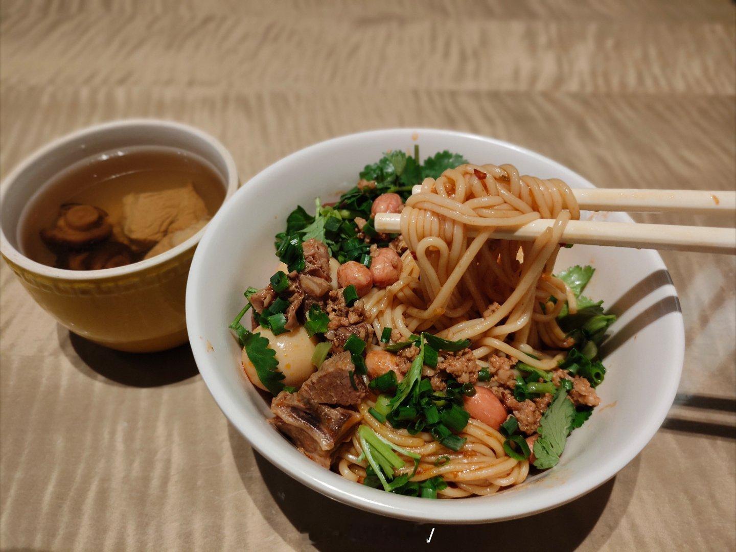 一座英雄城的红色足迹来南昌吃什么？朋友推荐要吃一次拌粉，喝一罐瓦罐汤那么早餐就