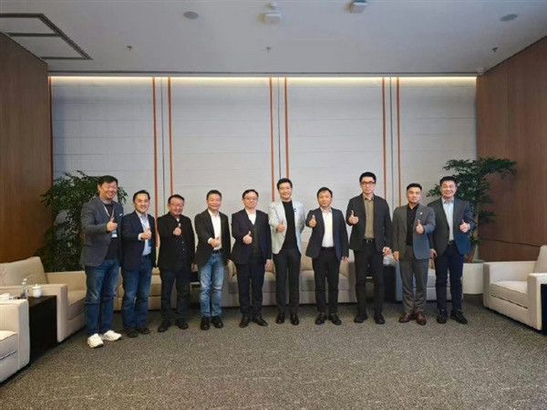 雷军请了半个车圈的老总到场支持