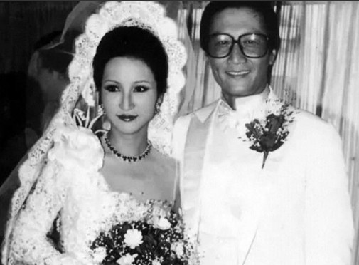 1985年，谢贤欠下了巨额赌债，被逼债，走投无路，妻子狄波拉经谢贤同意后，精心打