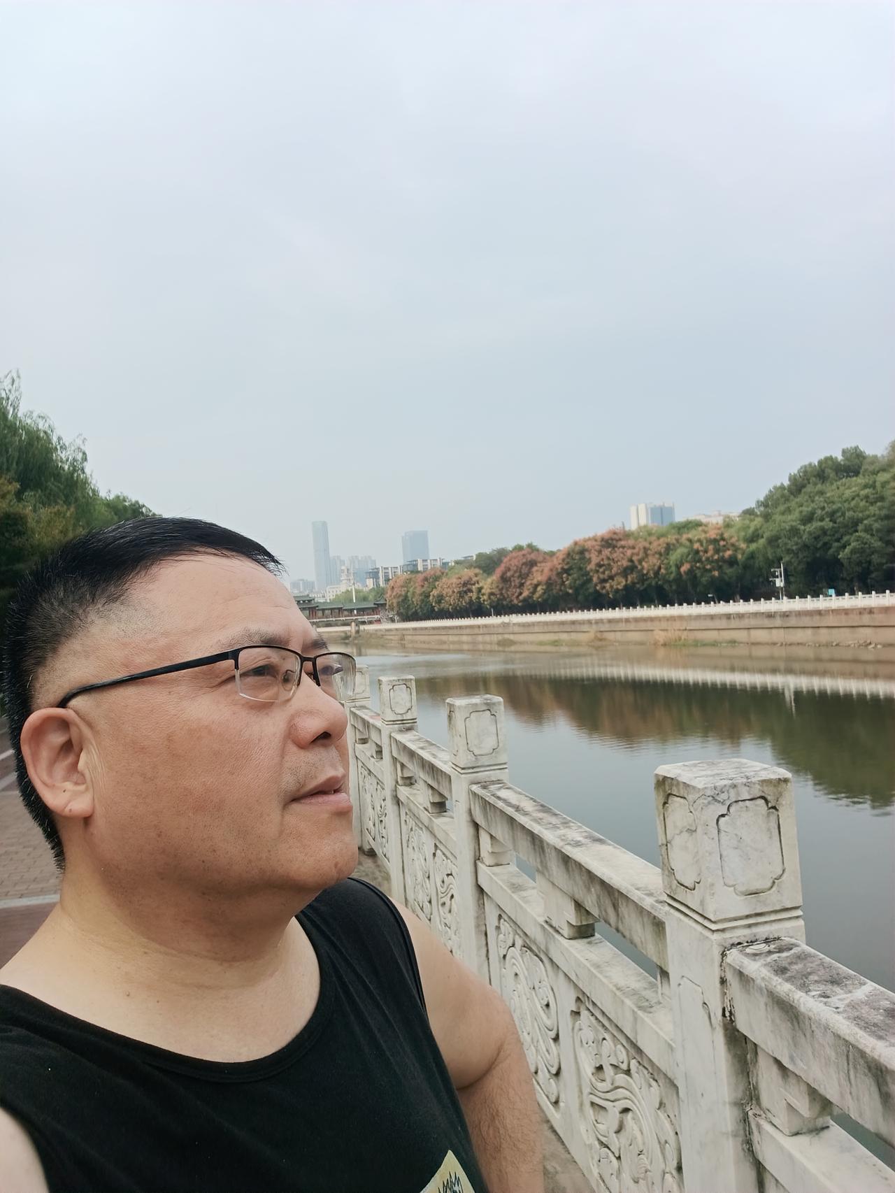 昨天有个网友说，老王，你肯定是不喜欢过节，因为你越是过节，一个人越是感到孤单