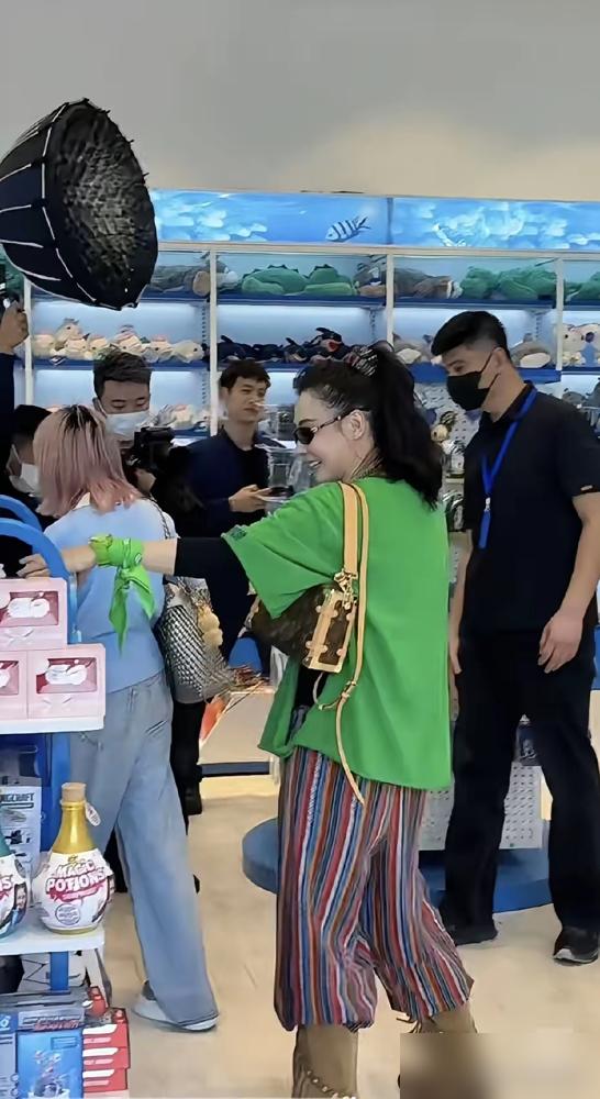 刚在三亚被喊冻龄女神，转头看她澳洲的日常，完全是接地气的普通妈。大儿子Luc