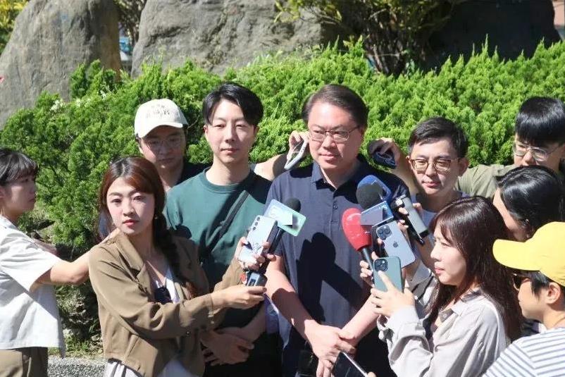 民进党秘书长林右昌今天在花莲参加宣传大罢免活动时嚣张妄言叫嚣称，罢免国民党团总召