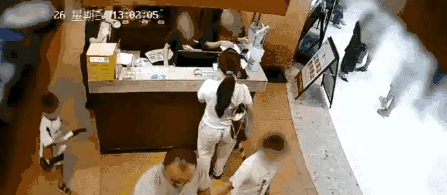 天作孽尤可恕，自作孽不可活！女子控告四岁男孩摸臀后续来了！仔细看了视频，
