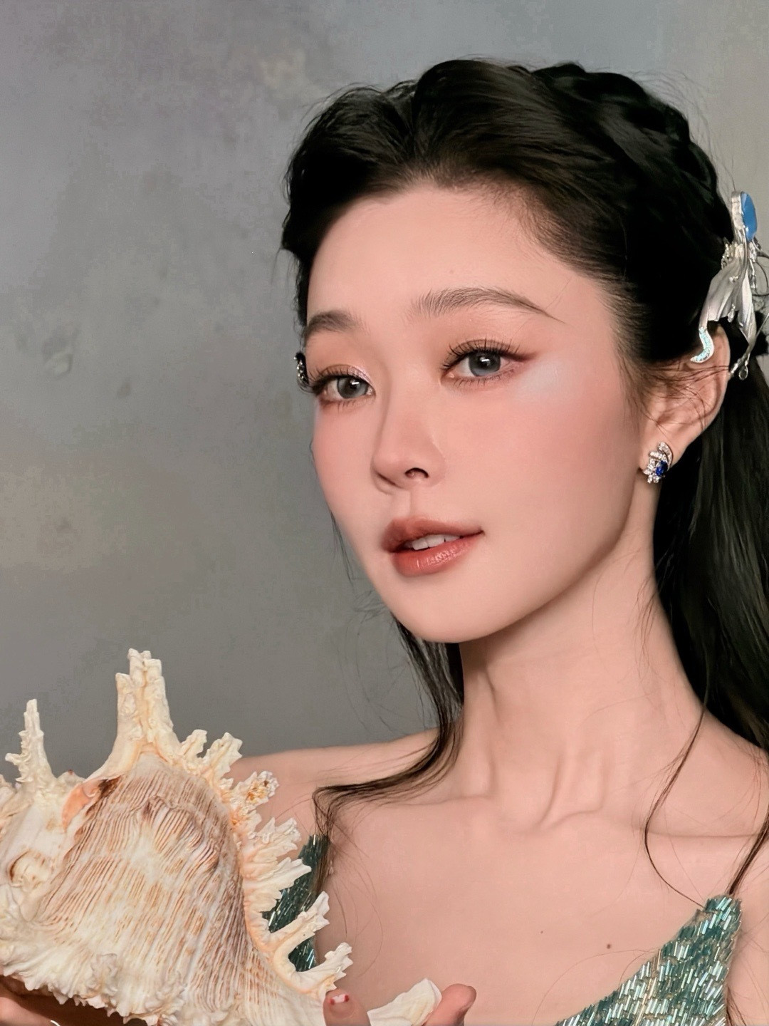 宋轶白开水妆白开水妆在宋轶脸上，成了“美商天花板”的实体教学。没有五颜六色的