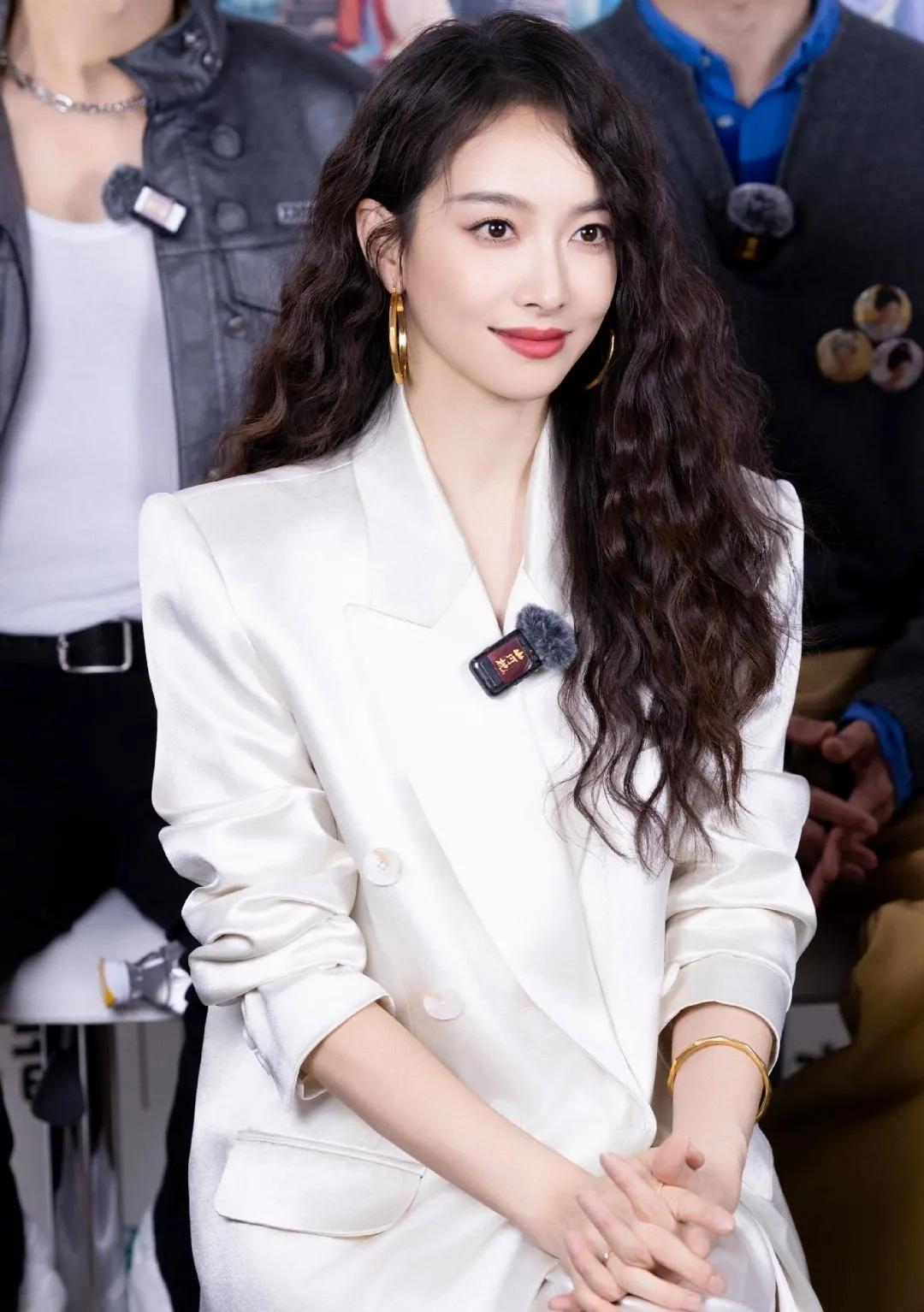 宋茜白色西装造型杀疯了！又美又飒气质绝绝子宋茜这身白色西装造型也太戳人了吧