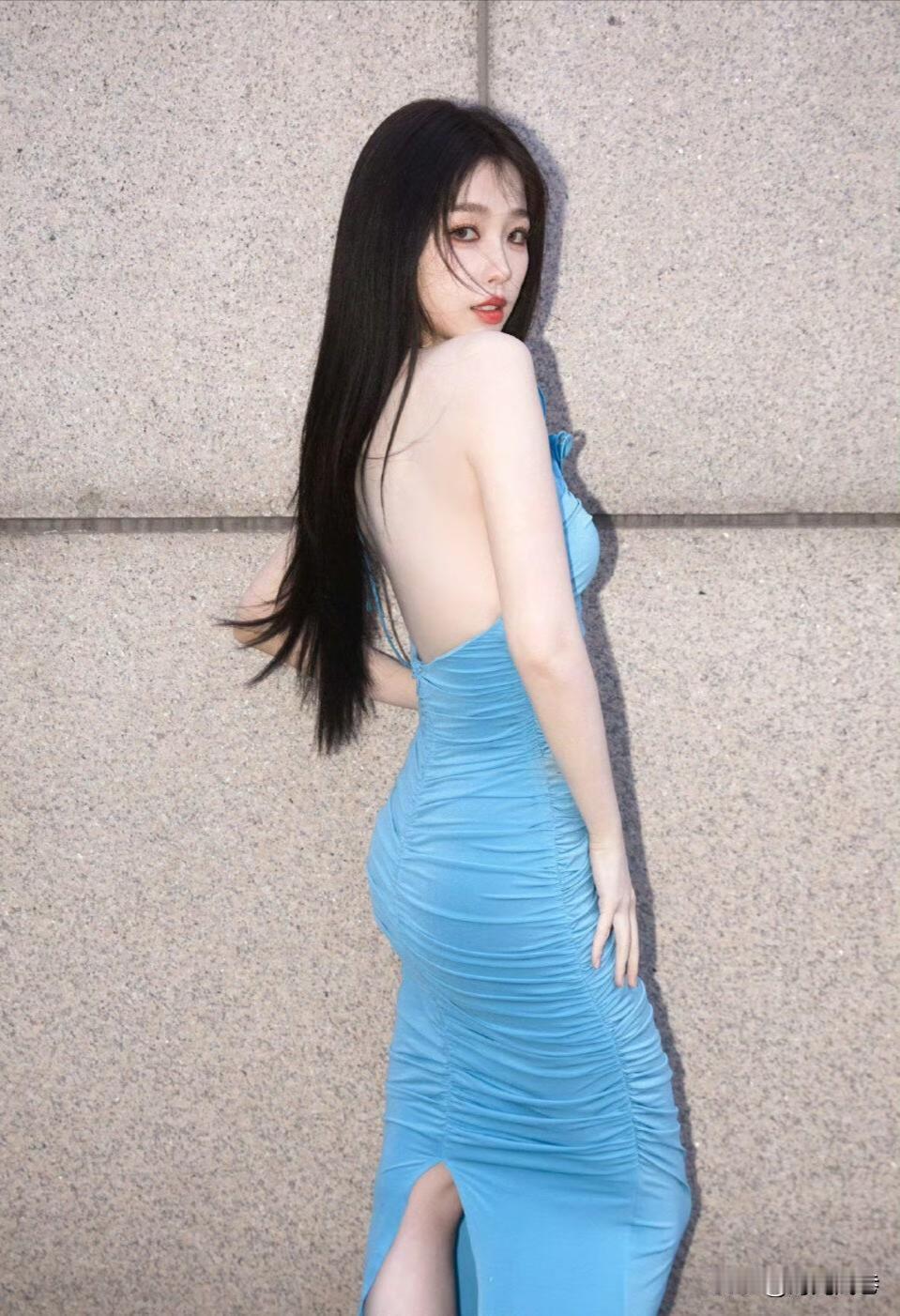 虞书欣露背紧身长裙穿搭，浅绿色清新自然，甜美纯真！勾勒出曼妙玲珑的好身材！