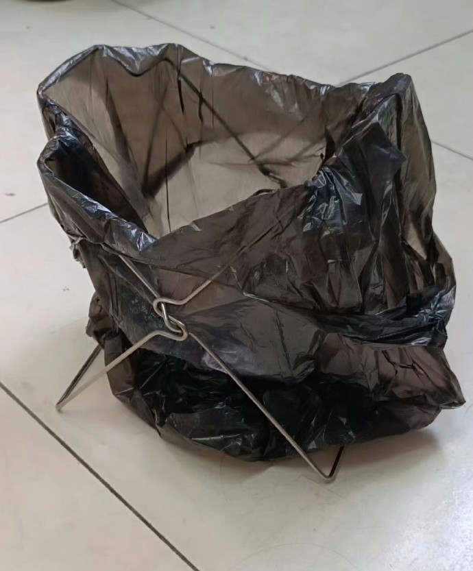 室友新买的简约型垃圾桶