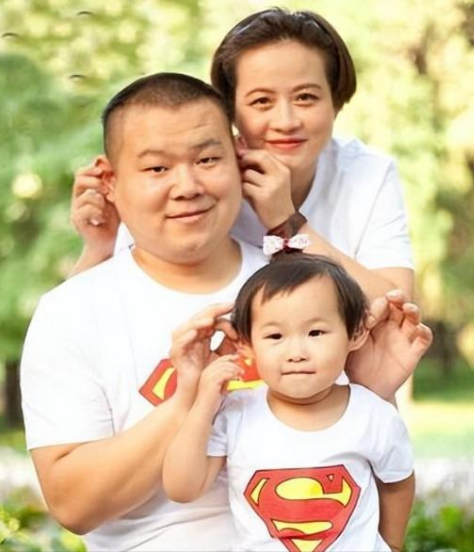 当年，岳云鹏大女儿出生时，郭德纲为其取名为岳麓一，等到他二女儿出生后，又找师父郭