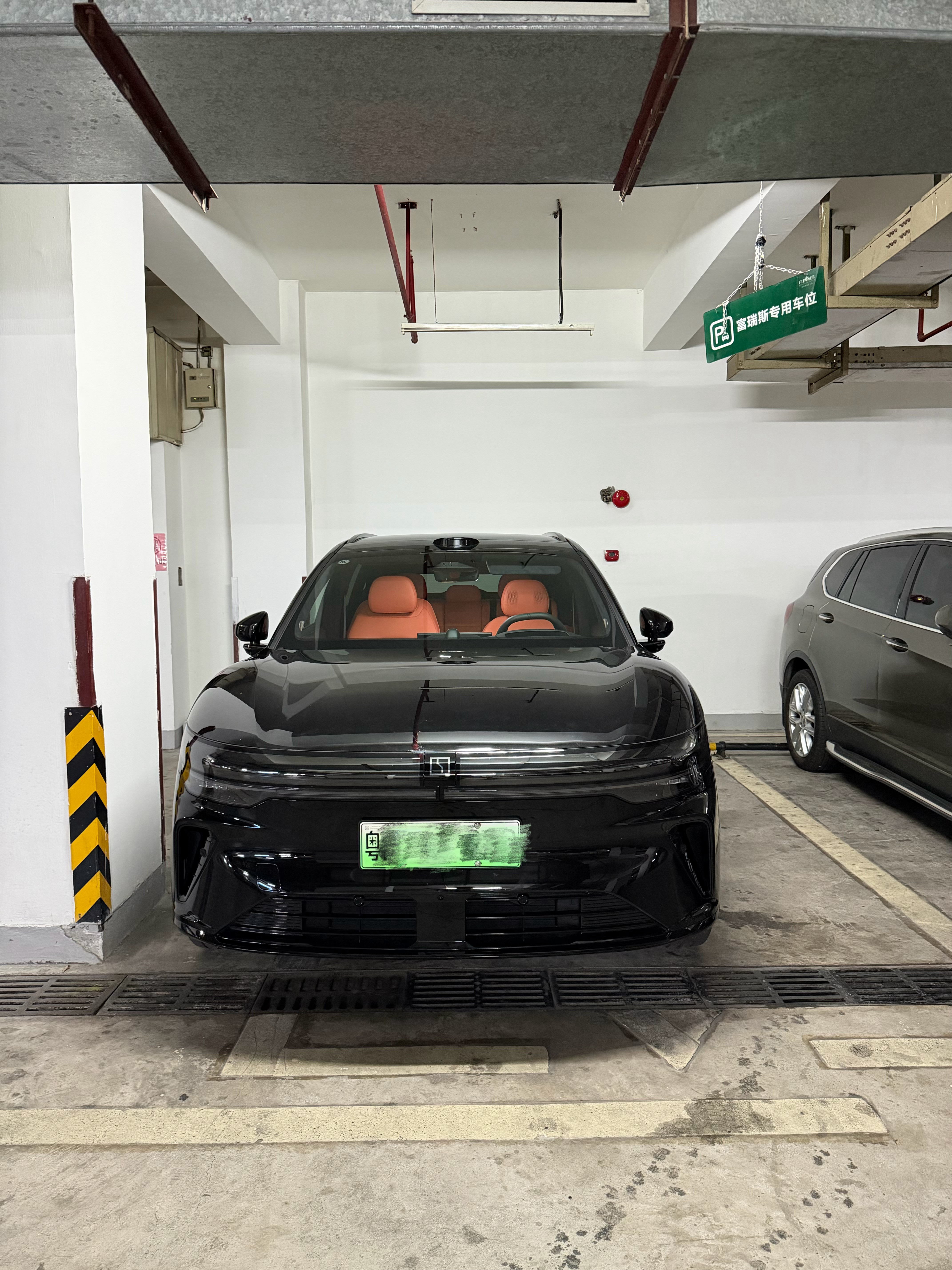 深圳本地网友拿到车满电贴柱子停车还有提升空间不到5000公里的极氪7X大新车黑武