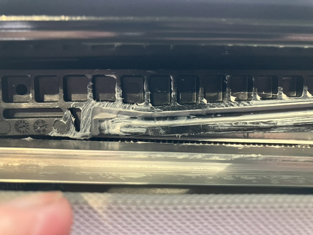 22款帝豪天窗支架跟换完成非常快一天就换好了，新换的看上去比原厂的结实一点