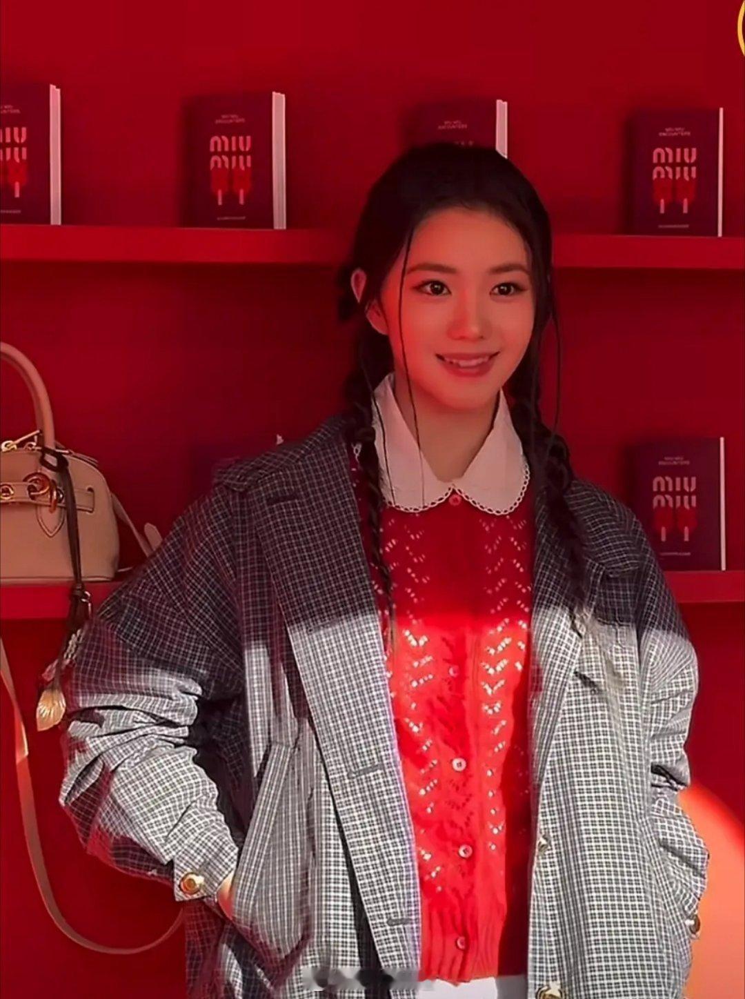 刘浩存出席miumiu新春活动好可爱的两个麻花辫