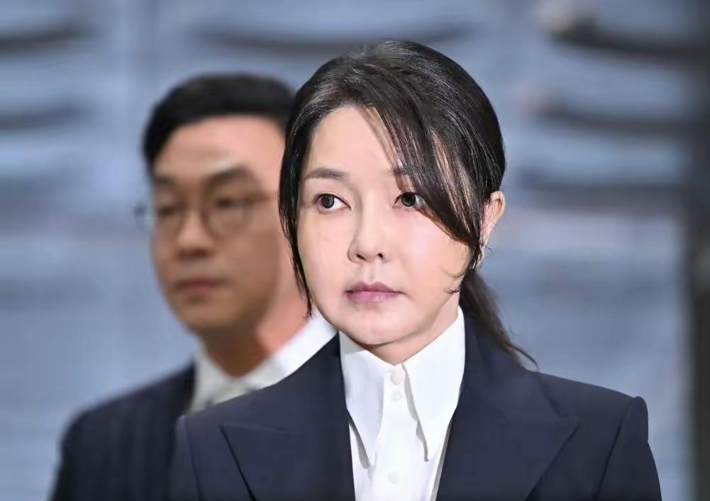 前总统尹锡悦妻子金建希二审获刑4年2026年4月，韩国首都首尔的法庭传来重磅