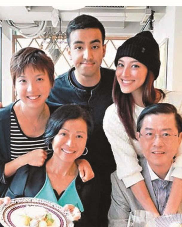 东周刊：陈凯琳细佬Derek难得返港率长辈游新景点做孝顺仔前港姐冠军陈凯琳（G