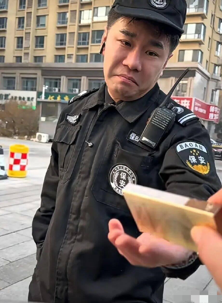 你说这事儿气人不？为了一个月省那400块，公司硬生生逼走了17个老保安，这操作真