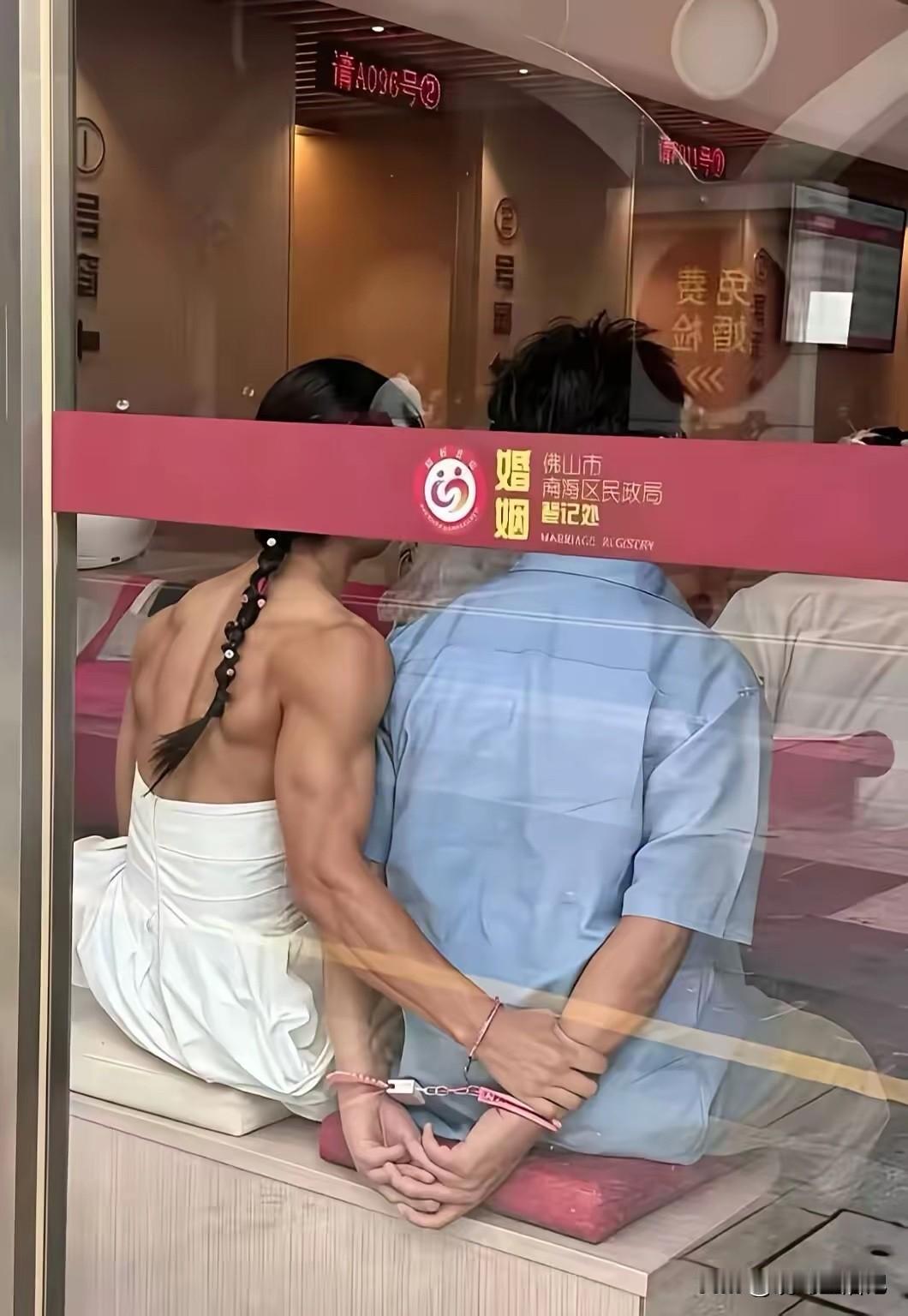 都到婚姻登记处了，还怕人跑了不成啊[捂脸哭]