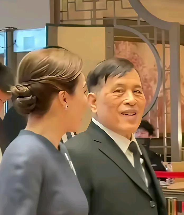 苏提达都47岁了，瞧这身材，简直是行走的衣服架子，穿哪套都高贵典雅。当王后真不