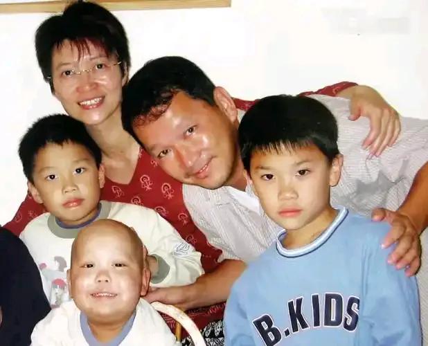 廖启智的家庭太不幸了！他的小儿子2006年因为血癌病逝，年仅5岁。2021年，他