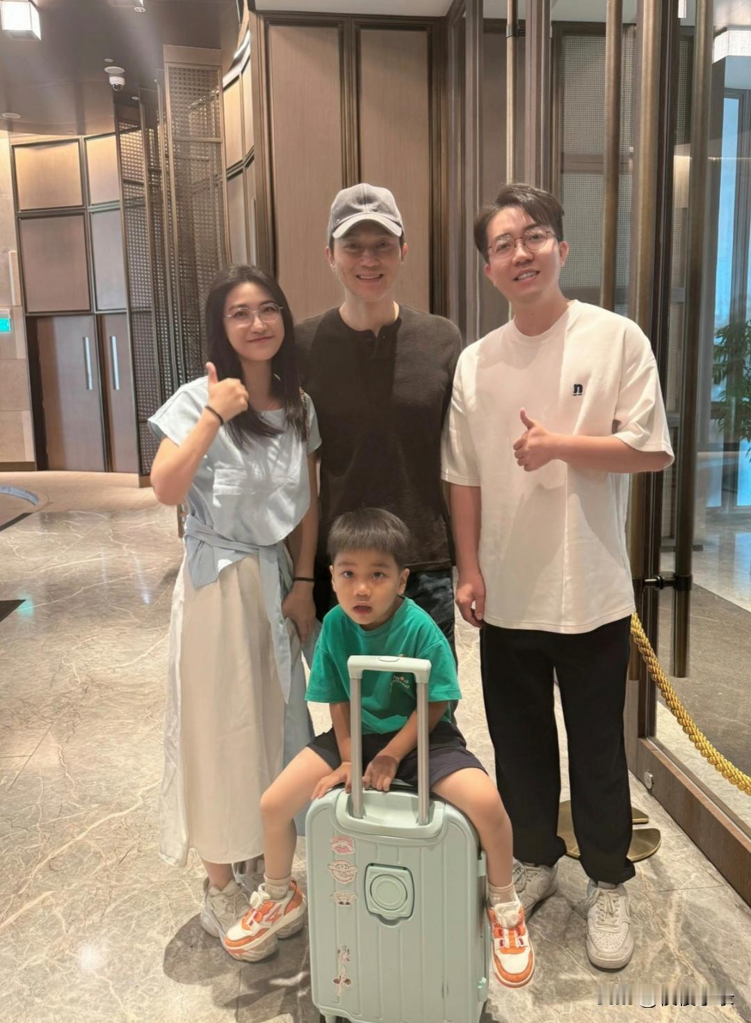 54岁张智霖在香港酒店被偶遇，他看起来瘦了好多，脸色有点憔悴，但天生颜值高，即使