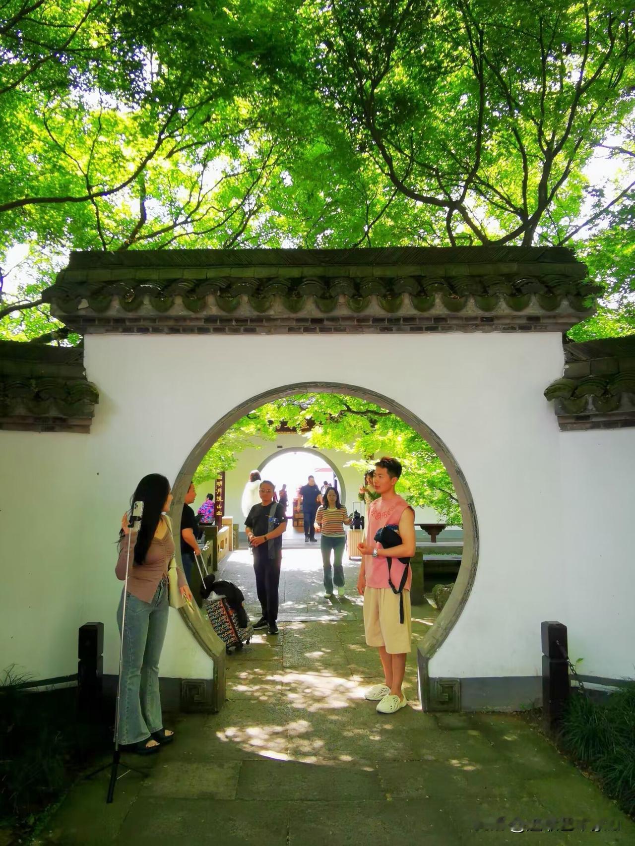 杭州西湖平湖秋月景区，平湖秋月是‌西湖十景之一‌，位于‌白堤西端、孤山南麓‌，以
