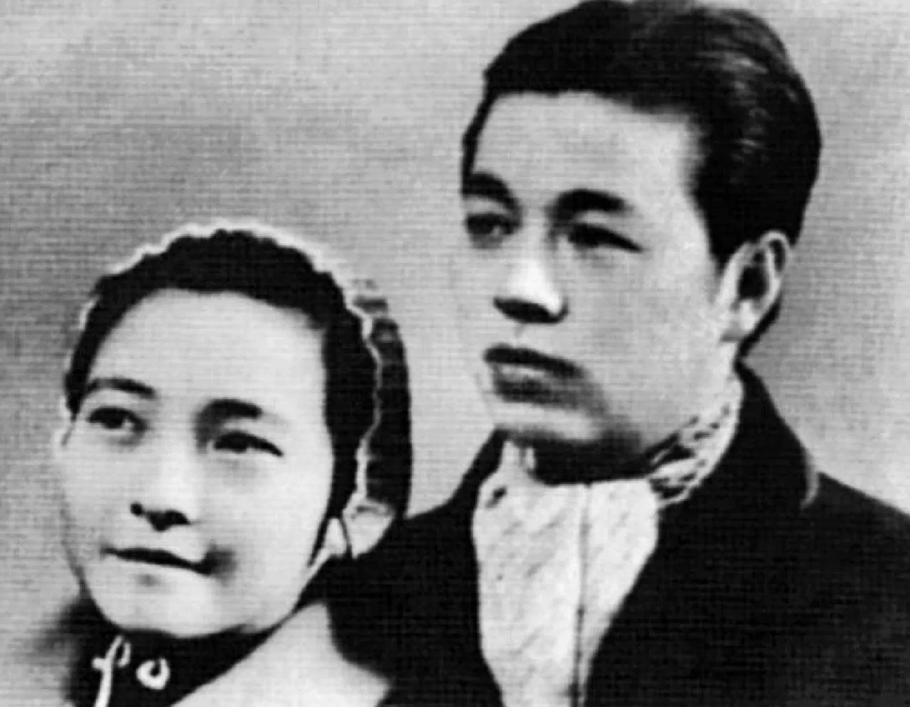 1939年，孙凤竹拖着肺病，嫁给张兆和的弟弟张宗和。洞房花烛夜，她吐了血，忍不住