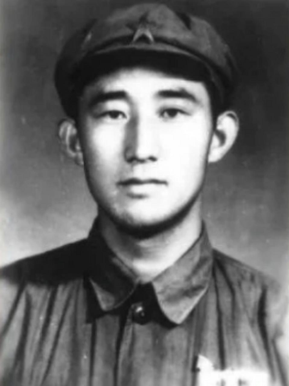 1949年6月的一天深夜，福州的街头闷热无风，吴荣森刚一推开家门，窗外就传来两声