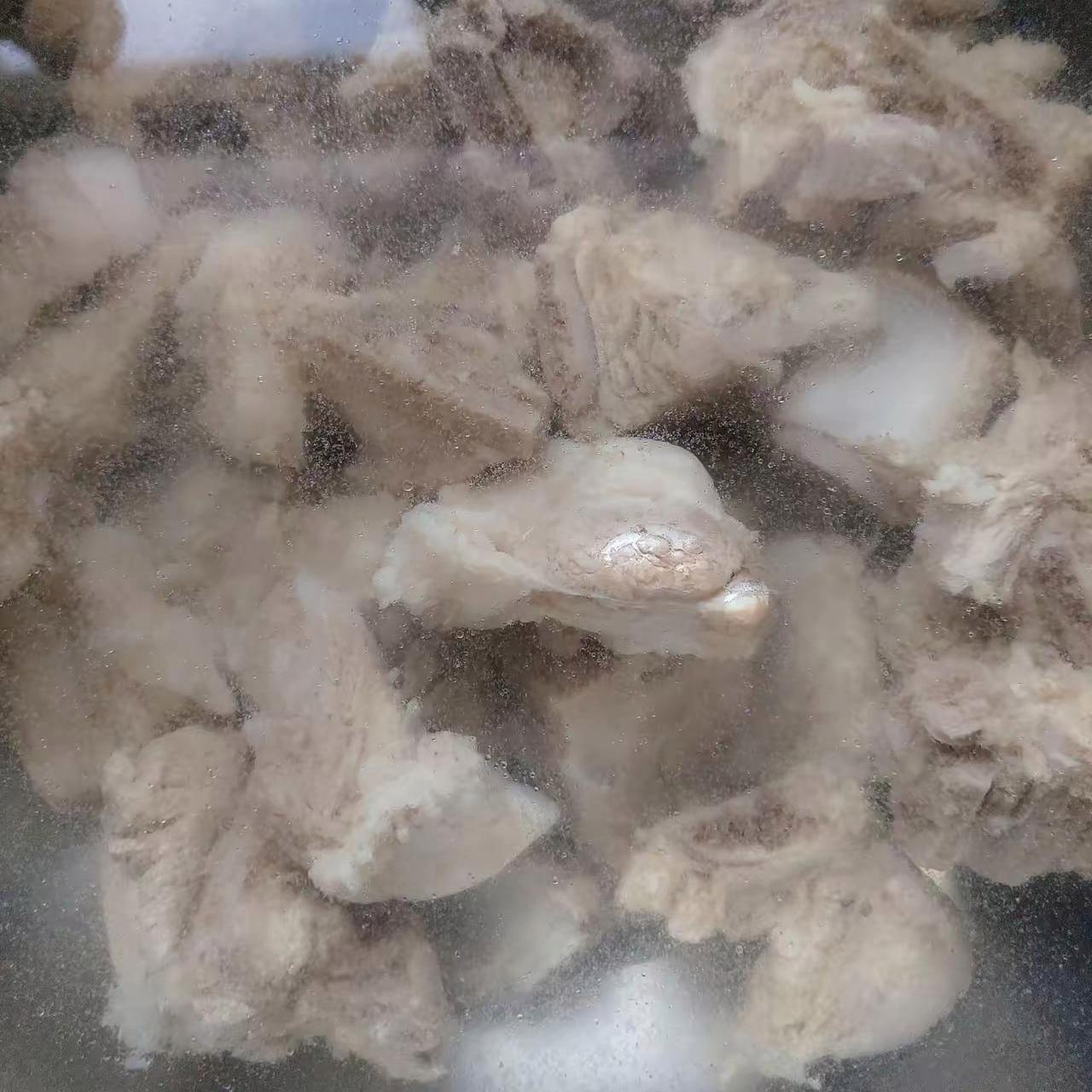 家里炖肉必焯水，饭店红烧却直接生肉下锅，正常吗？一直以为炖肉焯水去血沫是必