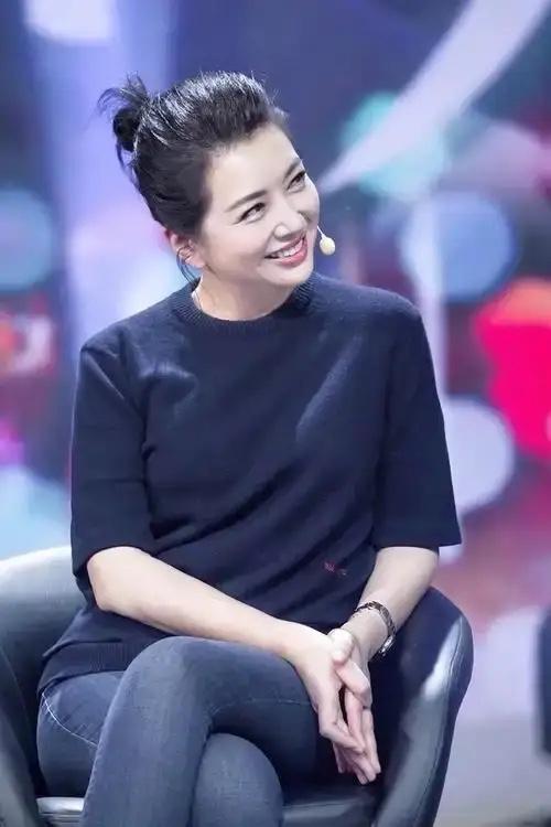 演员江珊说：“当年我跟高曙光离婚后，在工作时又遇到了小9岁的靳东，靳东他有次去昆