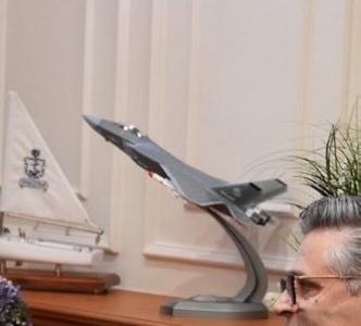 巴基斯坦驻中国大使馆在会客厅摆放一个"歼-35E"模型，意义很明显了：​传
