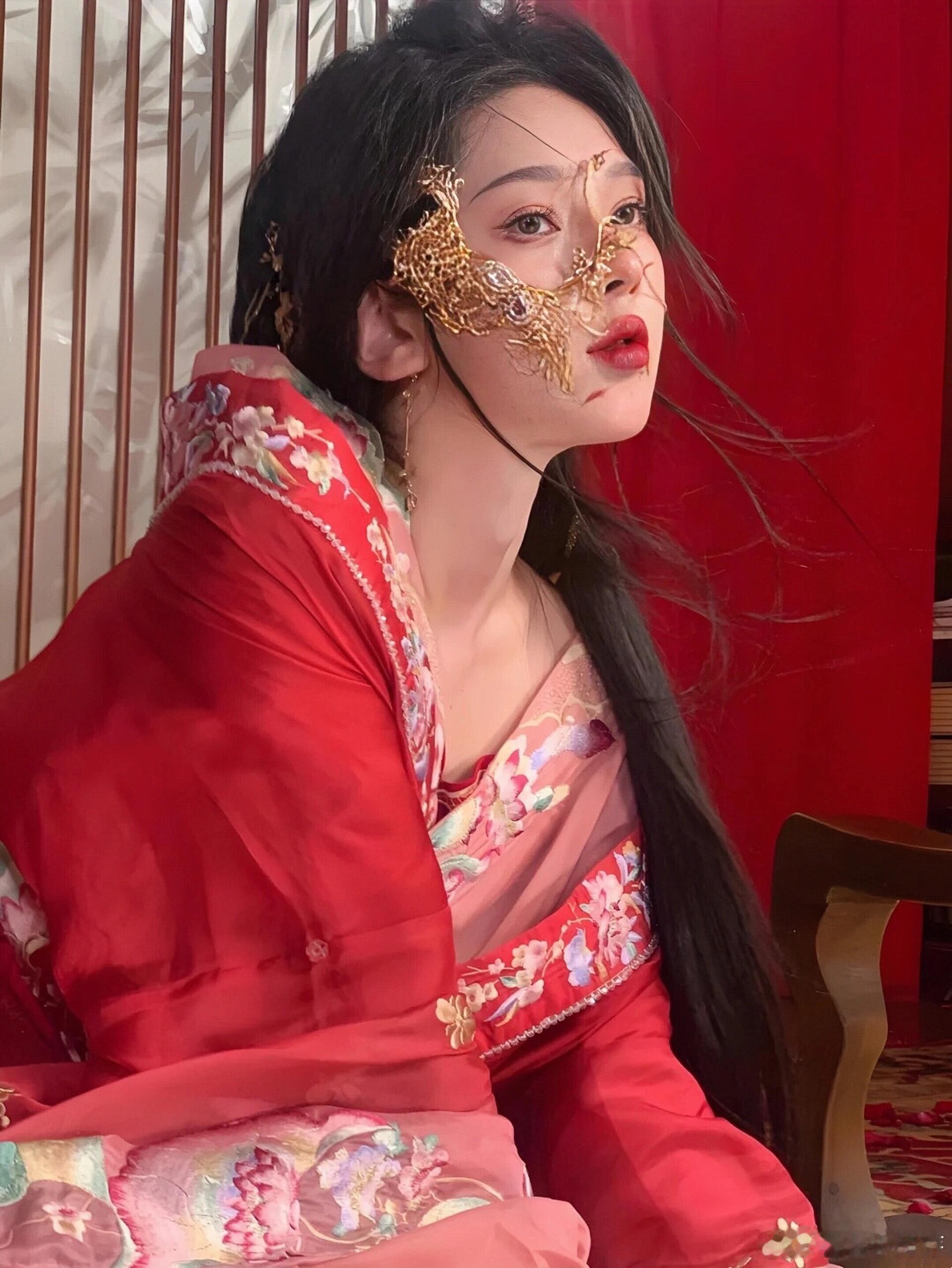 《折腰》：苏娥皇的悲剧，因“牡丹命格”而起《折腰》里，苏娥皇初登场如牡丹艳丽，身